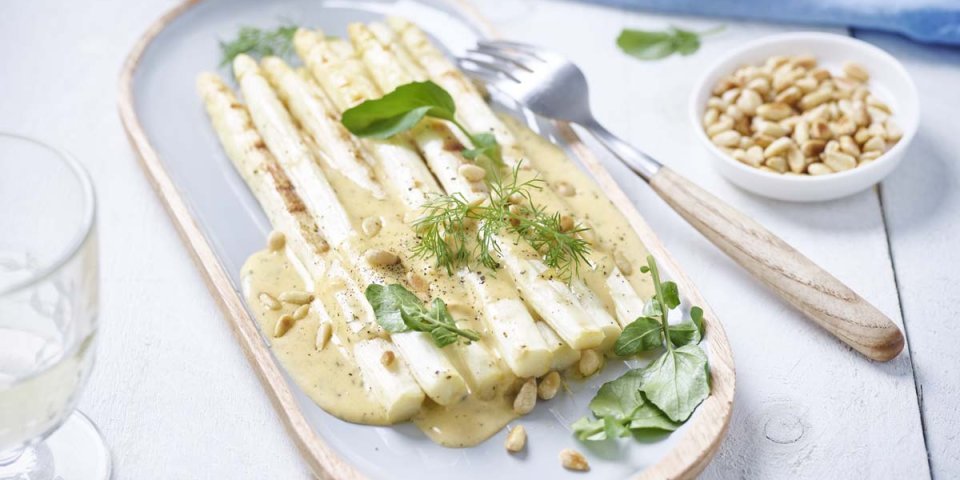 Gegrilde asperges met mousselinesaus Gegrilde asperges met mousselinesaus