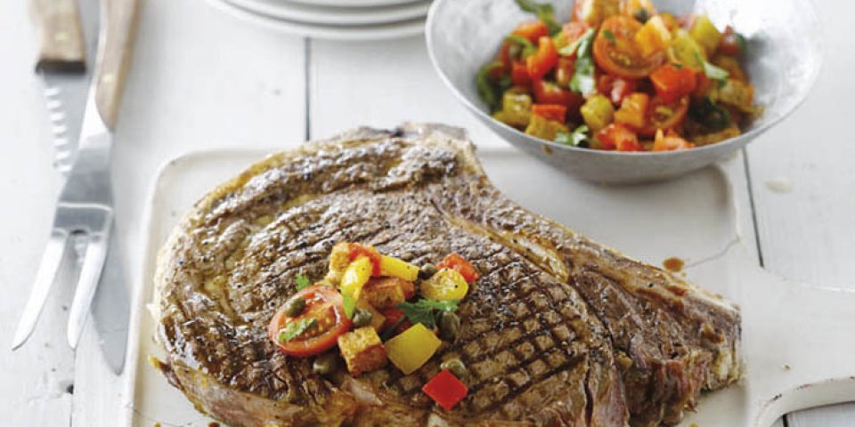 Côte à l’os grillée et salsa de poivrons grillés Côte à l’os grillée et salsa de poivrons grillés