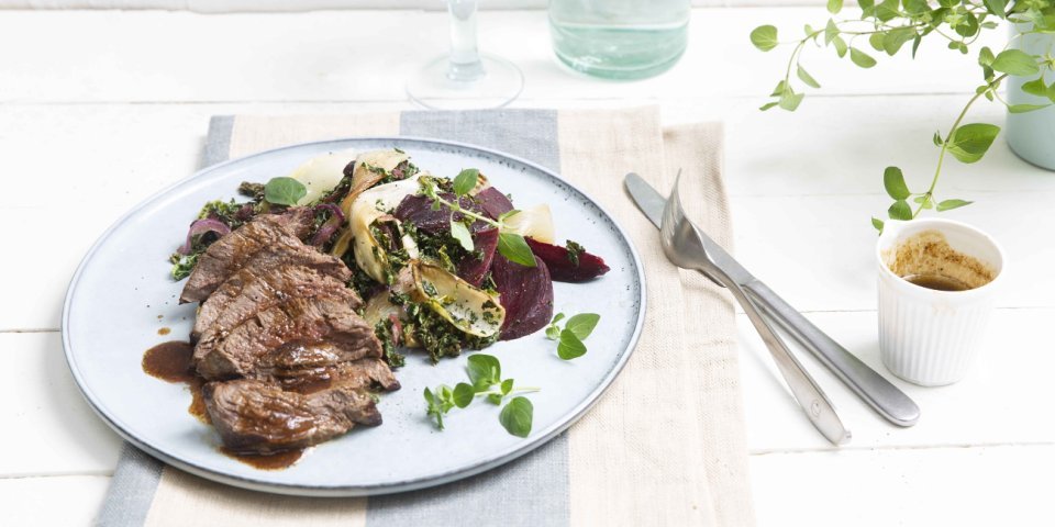 Gegrilde steak met een warme salade van rode bieten en witloof