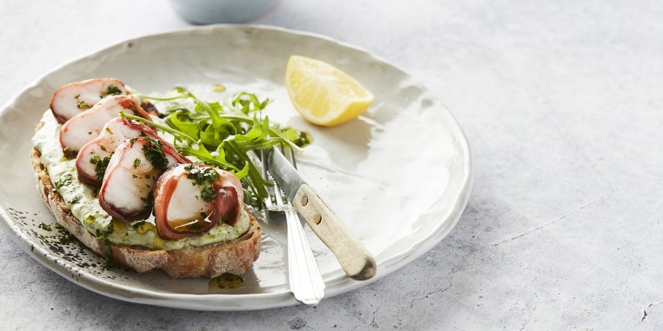 Toast van zuurdesembrood met zeeduivel op de barbecue