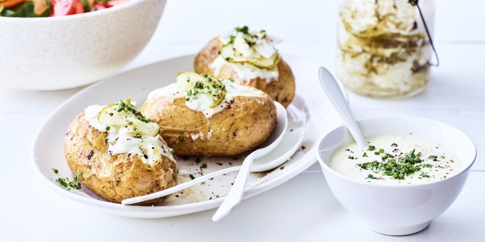 Gepofte aardappel met pittige dressing en gepekelde groenten Gepofte aardappel met pittige dressing en gepekelde groenten