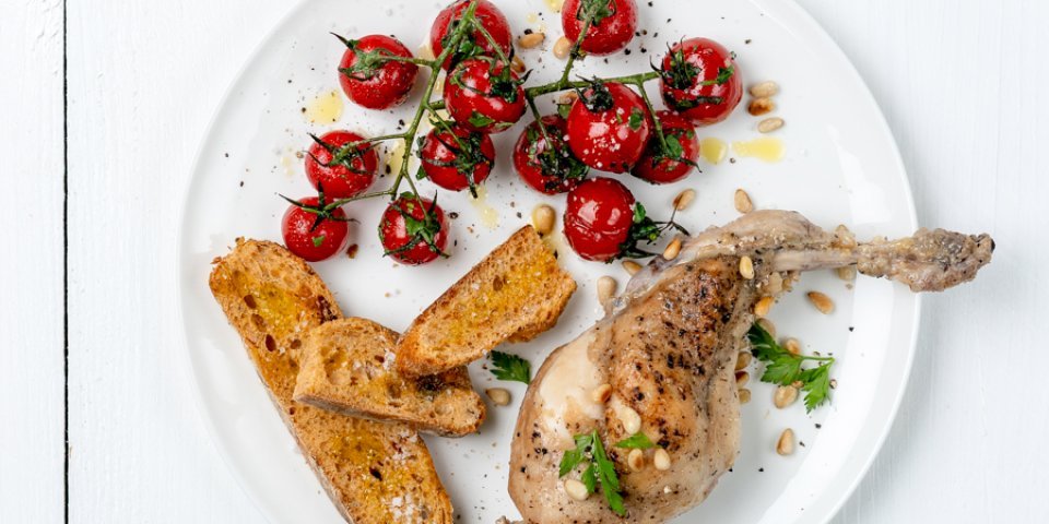 Gestoofd konijn in witte wijn met kruidige tomaten Gestoofd konijn in witte wijn met kruidige tomaten