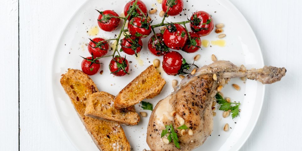 Gestoofd konijn in witte wijn met kruidige tomaten