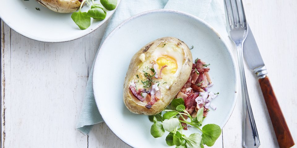 Gevulde aardappel in de schil met ei, kaas en spekjes