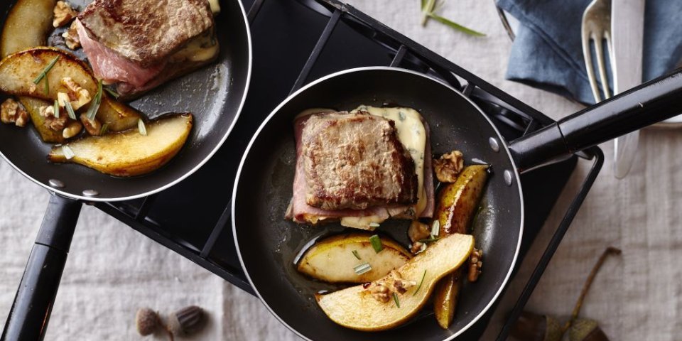 Gourmet met cordon bleu, blauwe schimmelkaas en peer Gourmet met cordon bleu, blauwe schimmelkaas en peer