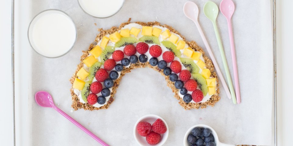 Granola met plattekaas en zomerfruit Granola met plattekaas en zomerfruit