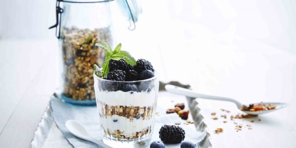 Granola aux fruits et yaourt