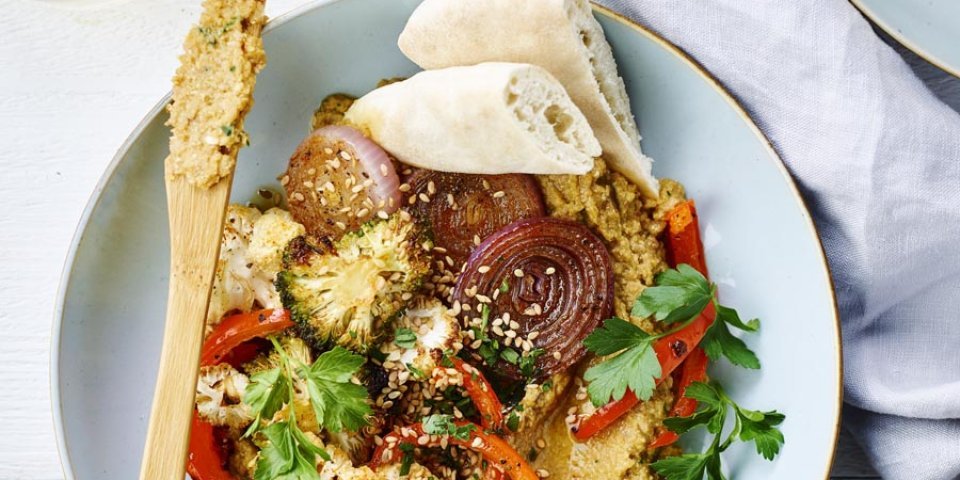 Groentehummus met geroosterde groenten en gegrilde pitabroodjes