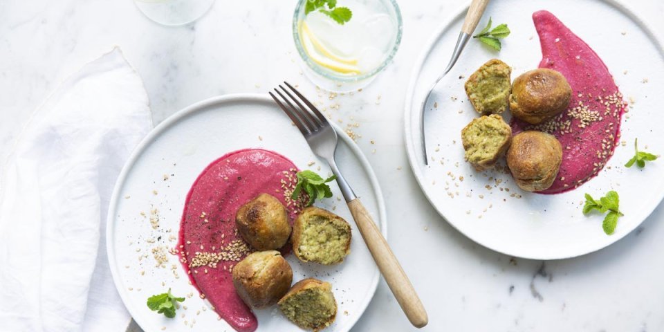 Groenteballetjes van bloemkool met rodebietencrème Groenteballetjes van bloemkool met rodebietencrème