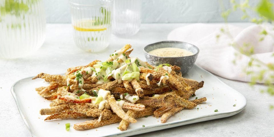Groentefrietjes met kaassaus en bier Groentefrietjes met kaassaus en bier