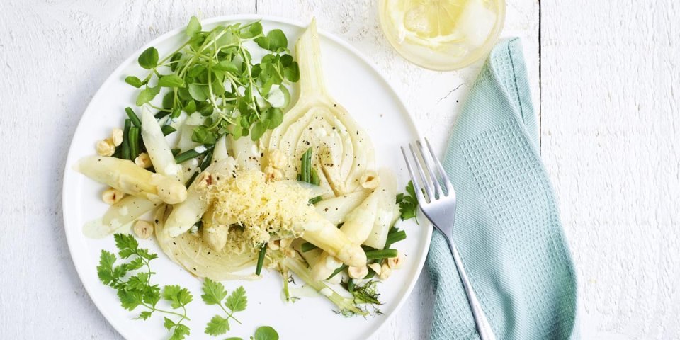 Groentesalade van asperges en venkel met groene karnemelkdressing Groentesalade van asperges en venkel met groene karnemelkdressing