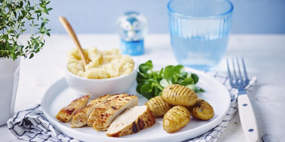 Hasselback potatoes met kip, appelmoes en pastinaak Hasselback potatoes met kip, appelmoes en pastinaak