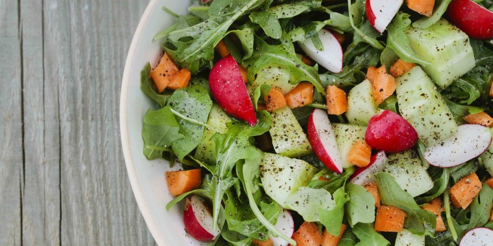 Salade van rucola met radijs en wortel