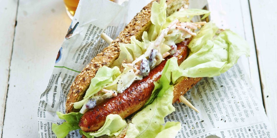 Hotdog à la saucisse de poulet et salade de chou blanc