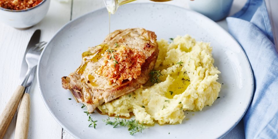 Kalfskotelet met tomatenpesto en raapjespuree Kalfskotelet met tomatenpesto en raapjespuree