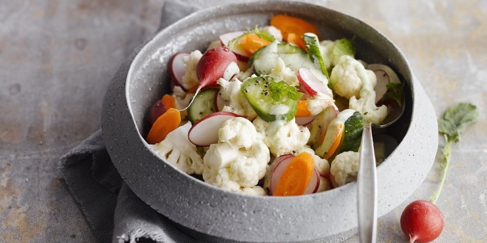 Salade met bloemkool, komkommer, wortelen en radijsjes Salade met bloemkool, komkommer, wortelen en radijsjes