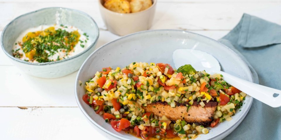 Gebakken zalm met aardappelsalsa en een dip van plattekaas Gebakken zalm met aardappelsalsa en een dip van plattekaas