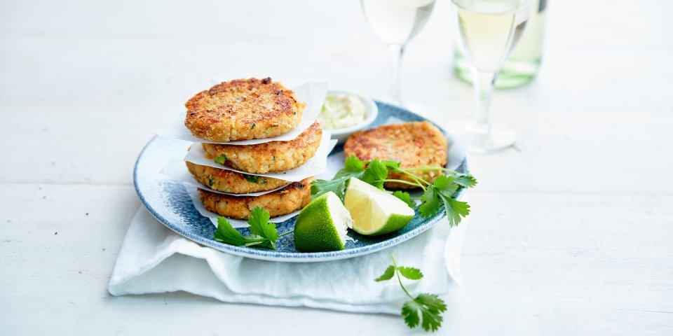 Kruidige koekjes van steenbolk met limoenmayonaise