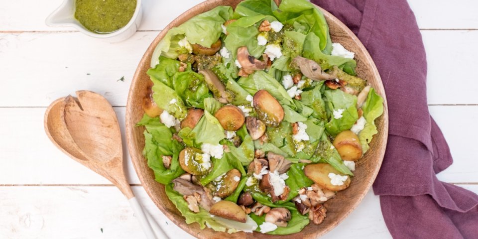 Lauwe aardappelsalade met gebakken champignons Lauwe aardappelsalade met gebakken champignons