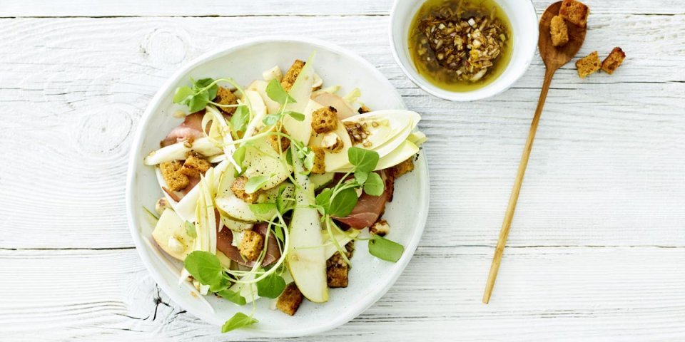 Salade de chicons, pomme, poire et jambon séché flamand Salade de chicons, pomme, poire et jambon séché flamand