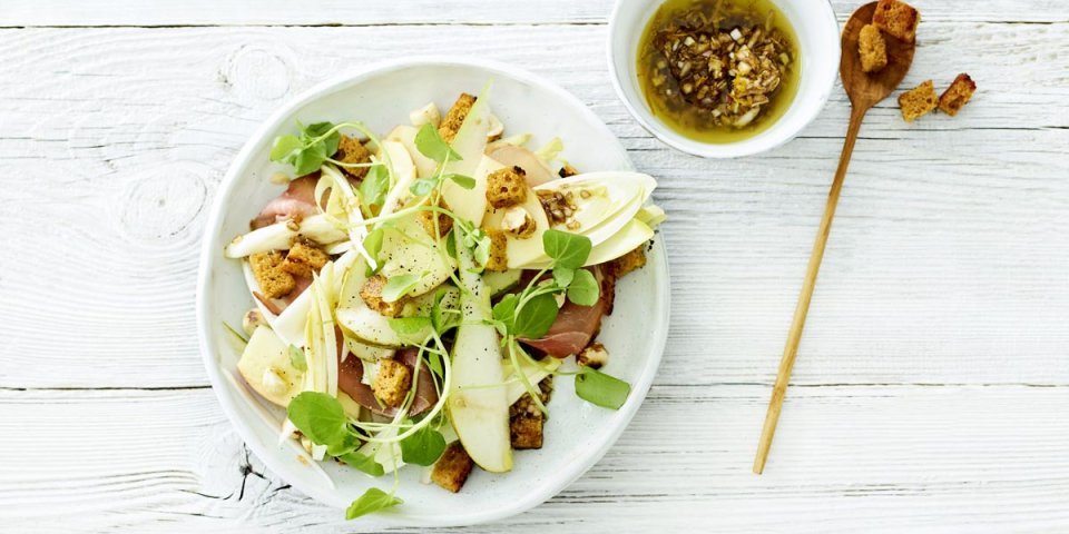 Salade de chicons, pomme, poire et jambon séché flamand