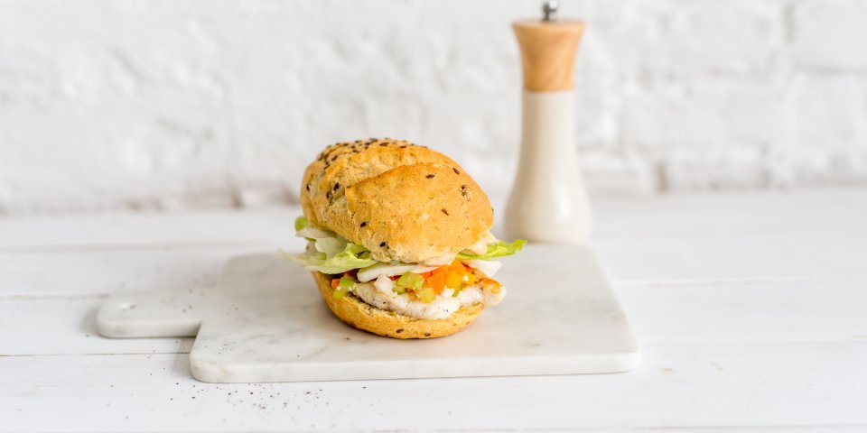 Burger de lotte, mozzarella et petits légumes