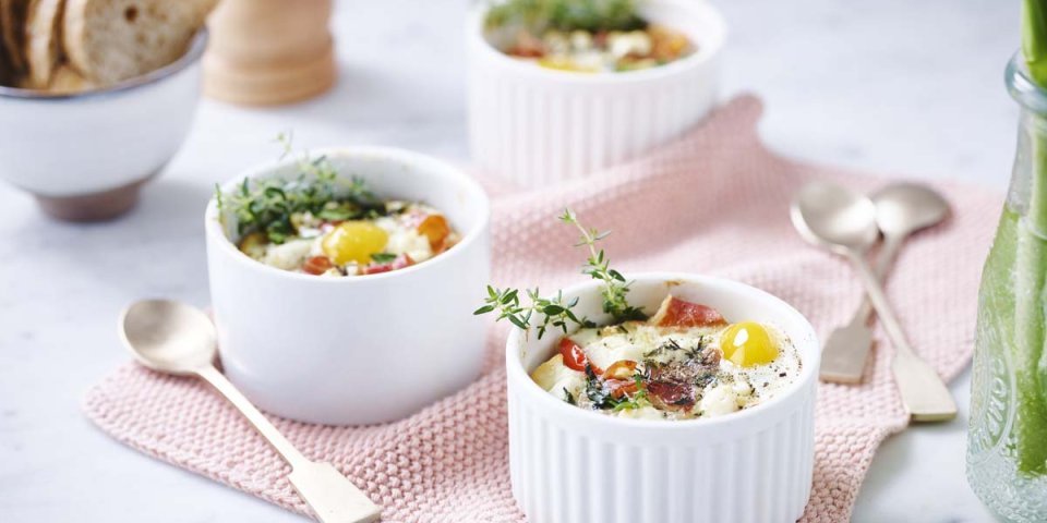 Oeuf en cocotte met gedroogde ham, spinazie en kerstomaatjes