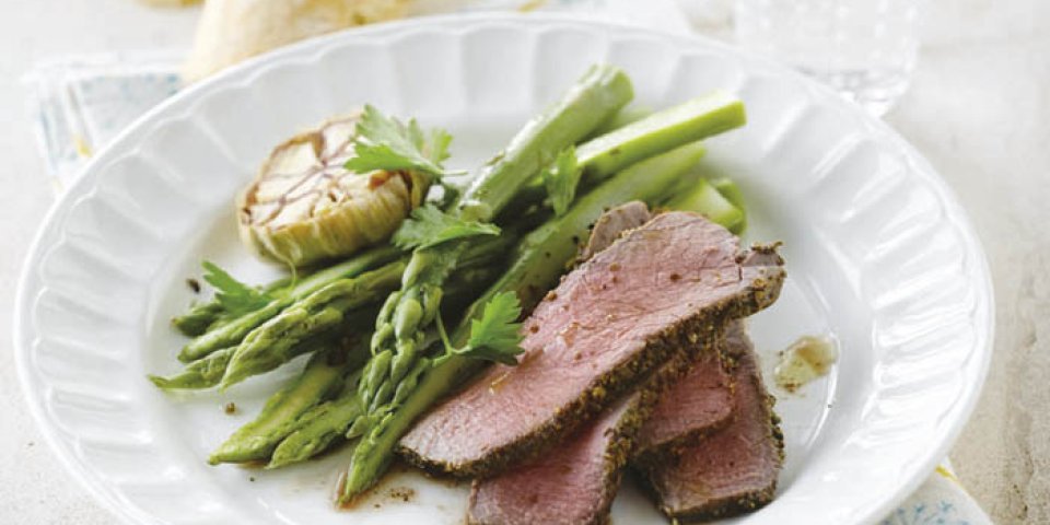 Filet de boeuf avec croûte de poivre, asperges et pain à l'ail