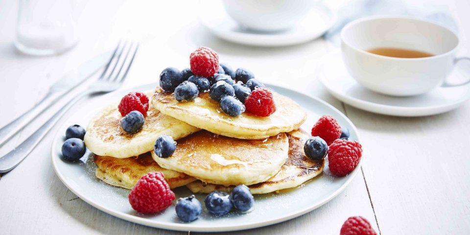 Pancakes aux myrtilles, framboises & miel Pancakes aux myrtilles, framboises & miel