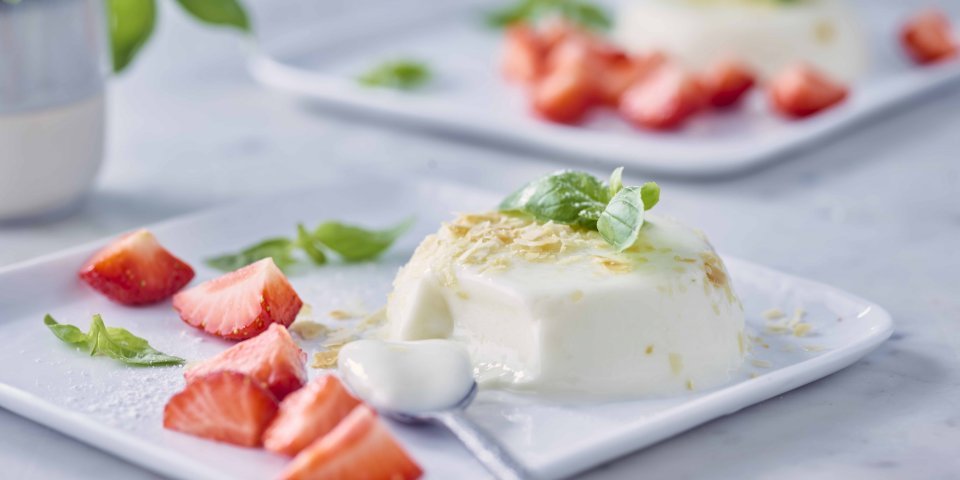 Panna cotta van yoghurt met aardbeien
