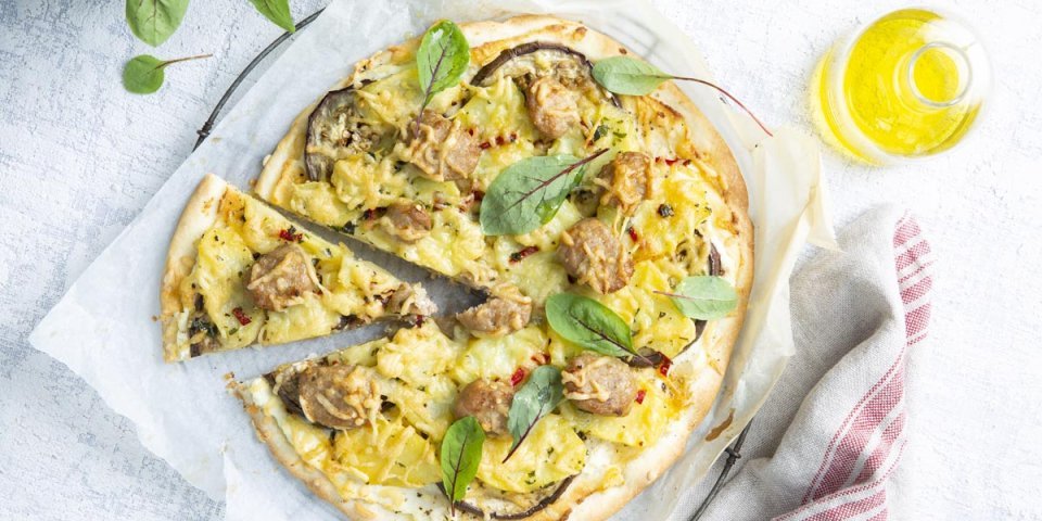 Pizza bianca met aardappel, aubergine en varkensworst 