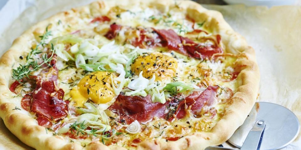 Pizza met gedroogde ham