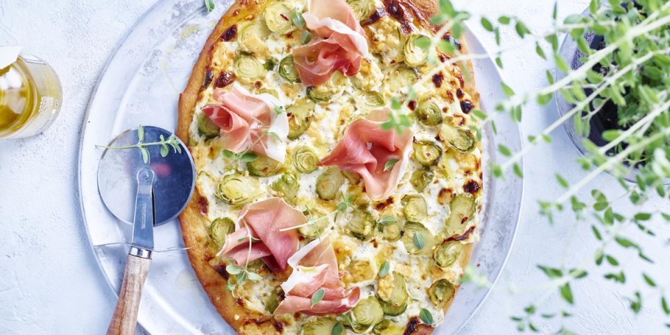 Pizza met spruitjes en ham