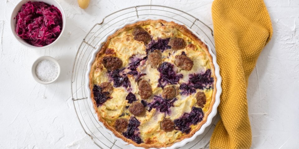 Quiche met rode kool, aardappel en worst Quiche met rode kool, aardappel en worst