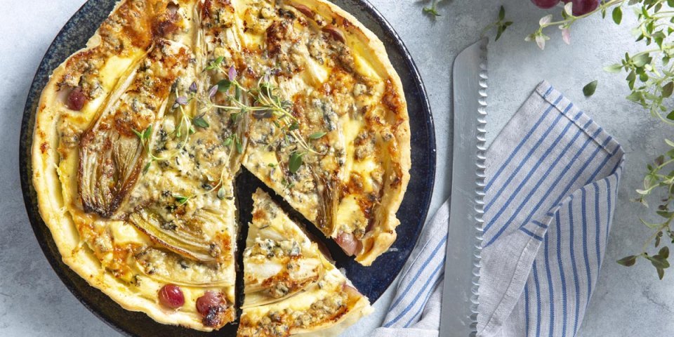 Quiche met witloof, blauwe kaas en druiven