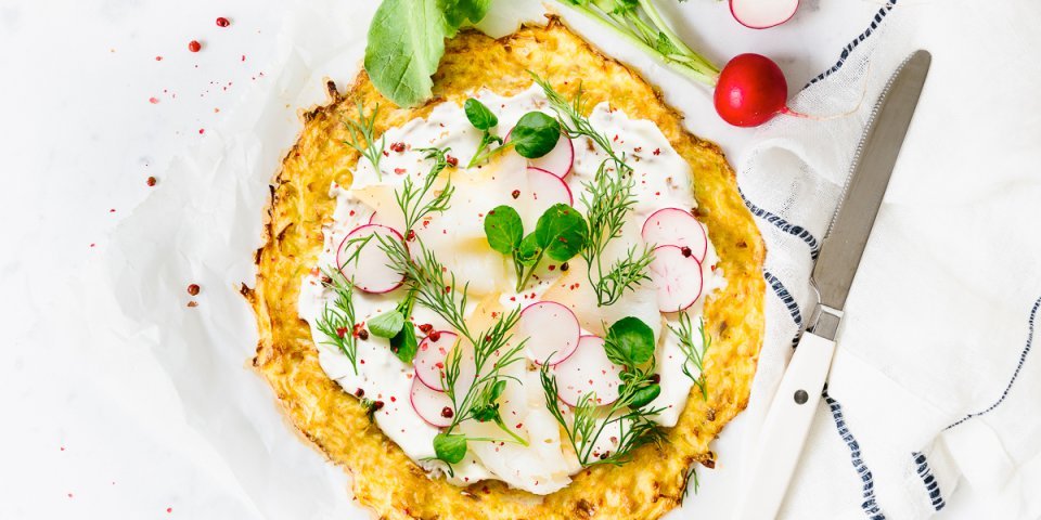 Röstipizza met zure room, gerookte heilbot en radijsjes Röstipizza met zure room, gerookte heilbot en radijsjes