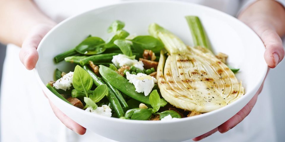 Salade met geroosterde venkel, bonen, peulen en geitenkaas