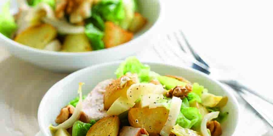 Salade van aardappeltjes in de schil met witloof, savooi, appel en kip
