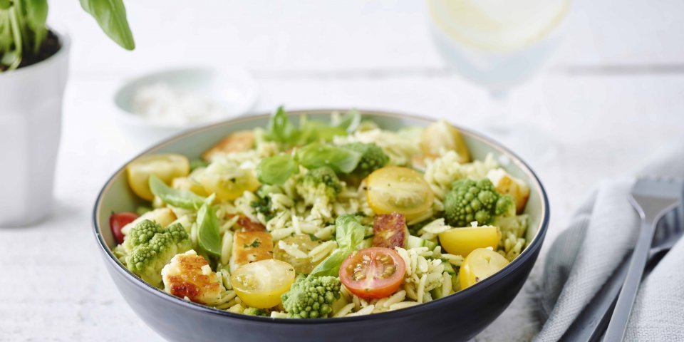 Salade van orzo, romanesco en Berloumi