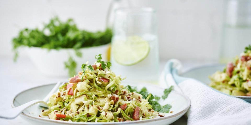 Salade van spruitjes, appel en hazelnoten