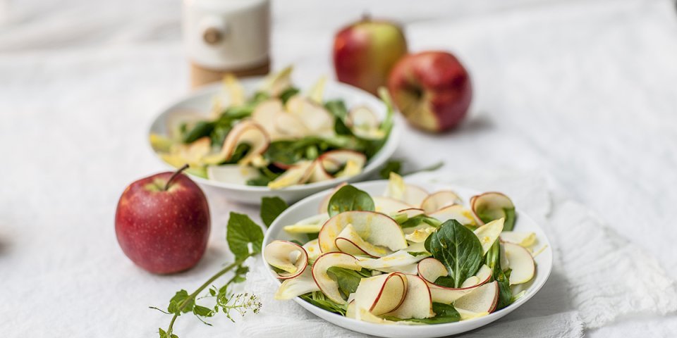 Salade van witloof, veldsla, appel en curry