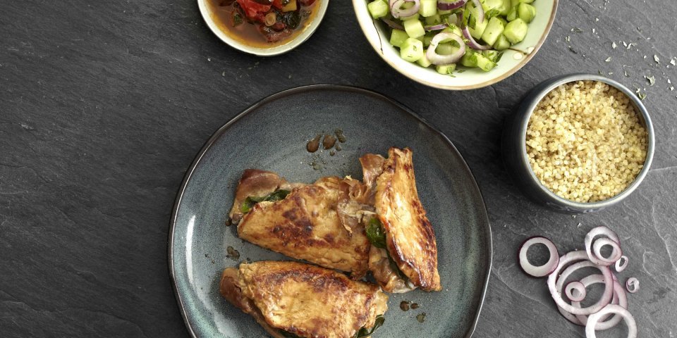 Saltimbocca van varkensmignonnette met tomatensalsa en komkommersalade Saltimbocca van varkensmignonnette met tomatensalsa en komkommersalade