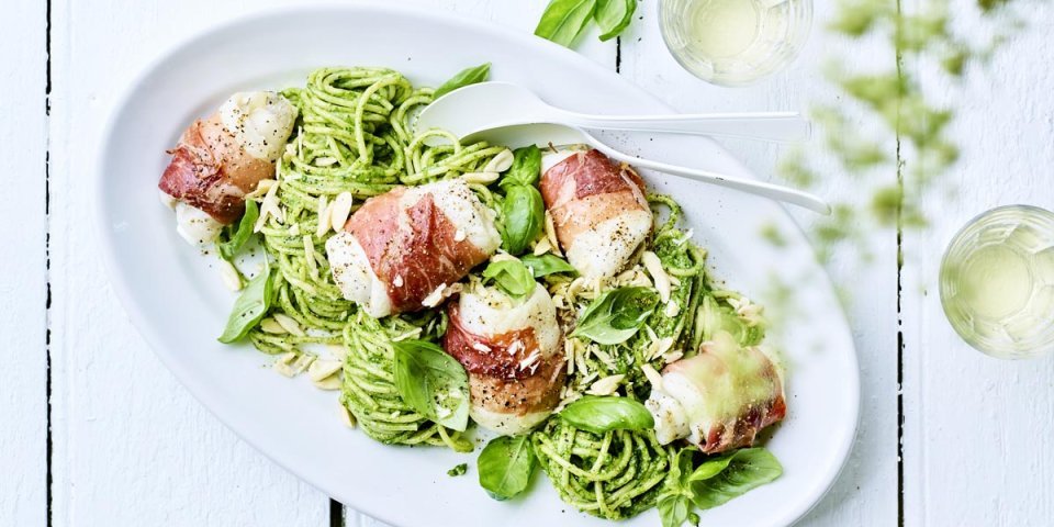 Saltimbocca van wijting met pasta en pesto van spinazie