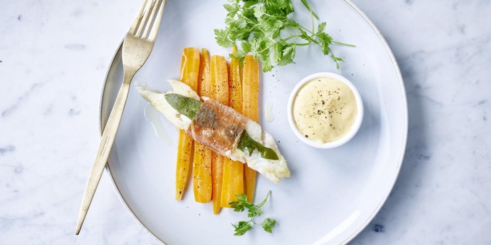 Saltimbocca van wijting op een bedje van wortel met hollandaisesaus Saltimbocca van wijting op een bedje van wortel met hollandaisesaus