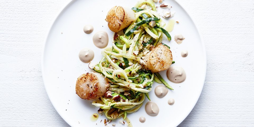 Sint-jakobsnoot, courgettini en hazelnoot Sint-jakobsnoot, courgettini en hazelnoot