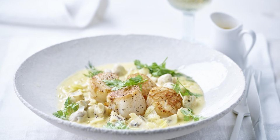 Coquilles Saint-Jacques, légumes et sauce beurre blanc