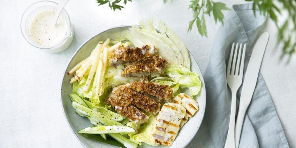 Slaatje met schnitzel en dressing van karnemelk