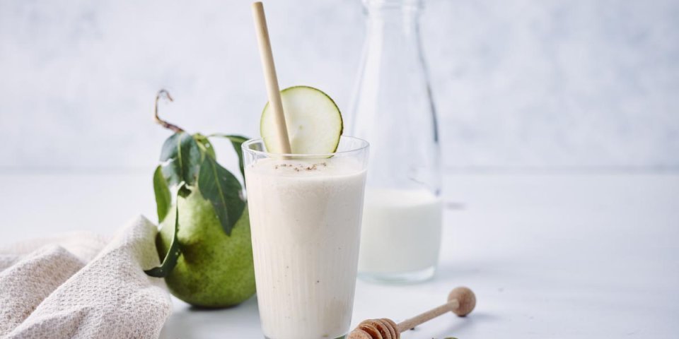 Milkshake met peer, karnemelk en banaan Milkshake met peer, karnemelk en banaan