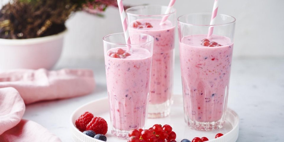 Smoothie van rode vruchten en yoghurt