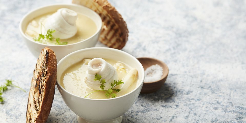 Aspergesoep met pladijs en gegrilde bagel